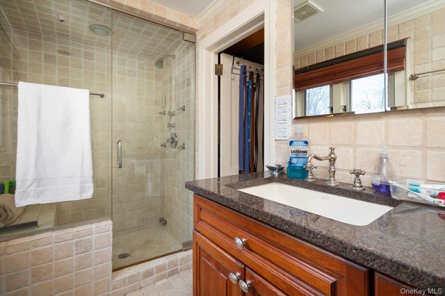 19 Amherst Road, Great Neck, NY 11021