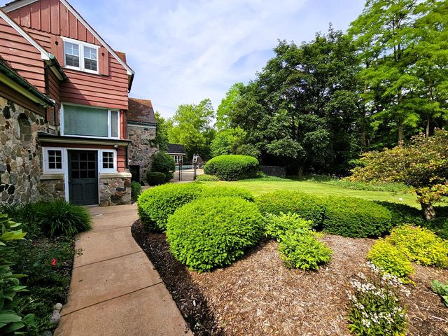 19605 Davidson ROAD, Brookfield, WI 53045