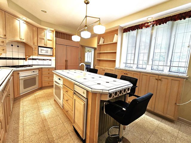 19605 Davidson ROAD, Brookfield, WI 53045