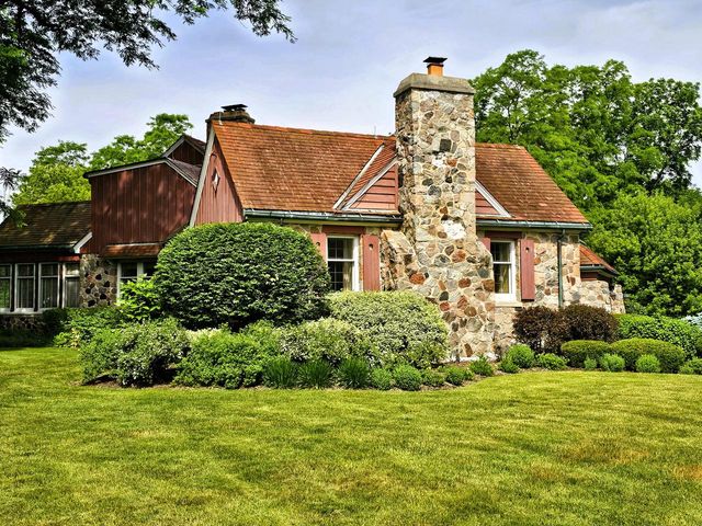 19605 Davidson ROAD, Brookfield, WI 53045