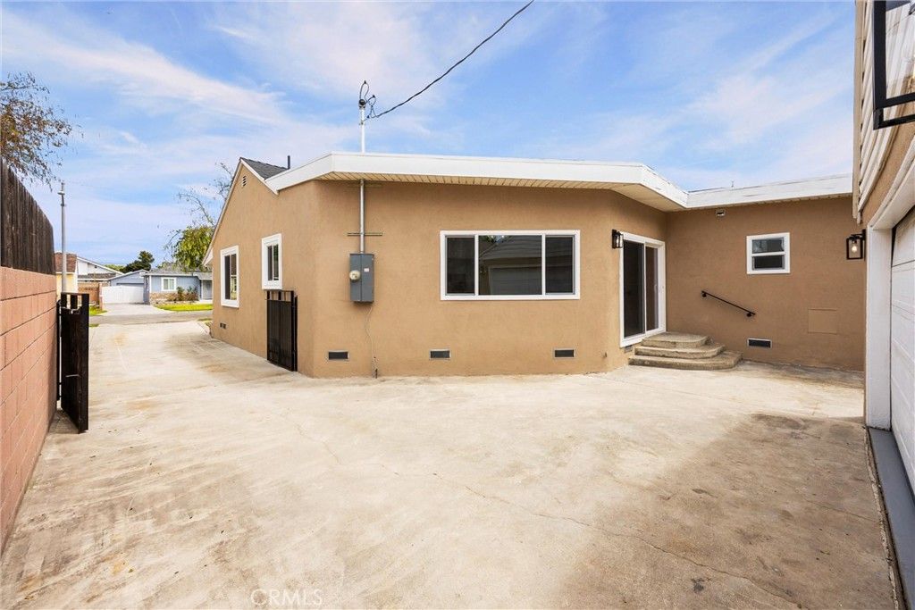 Image 2 of property listing at 6049 Whitewood Avenue, Lakewood, CA 90712