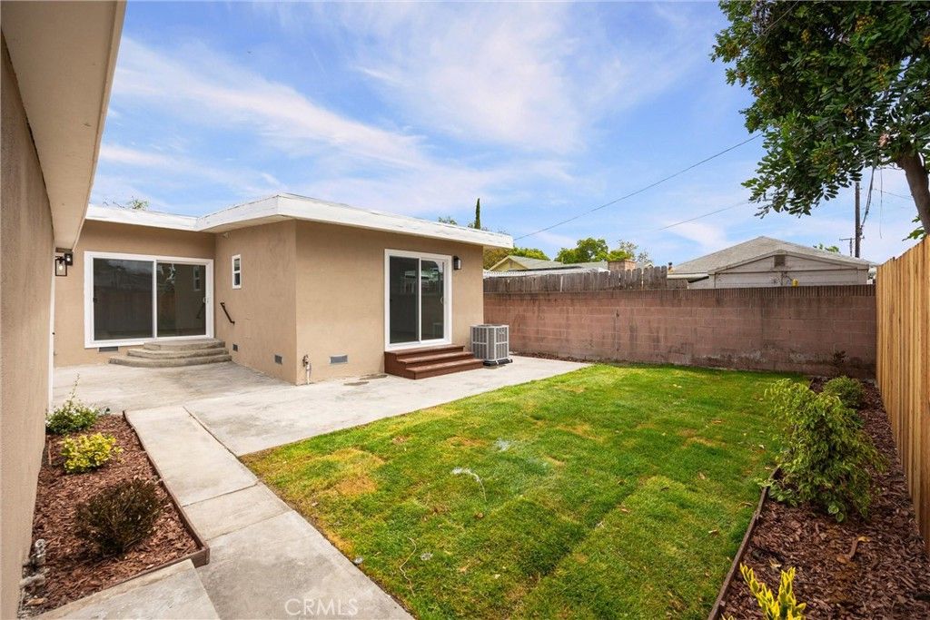 Image 3 of property listing at 6049 Whitewood Avenue, Lakewood, CA 90712