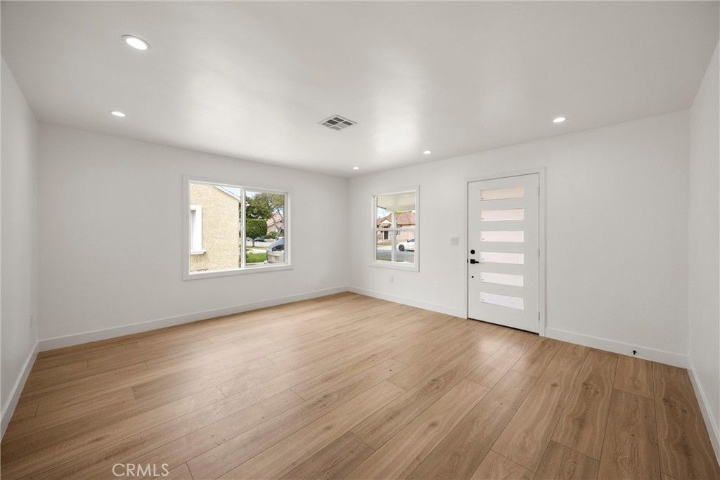 Image 5 of property listing at 6049 Whitewood Avenue, Lakewood, CA 90712