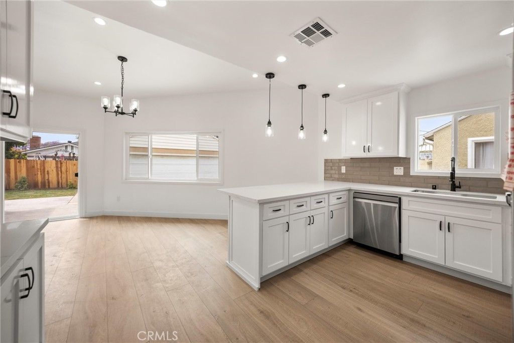 Image 6 of property listing at 6049 Whitewood Avenue, Lakewood, CA 90712