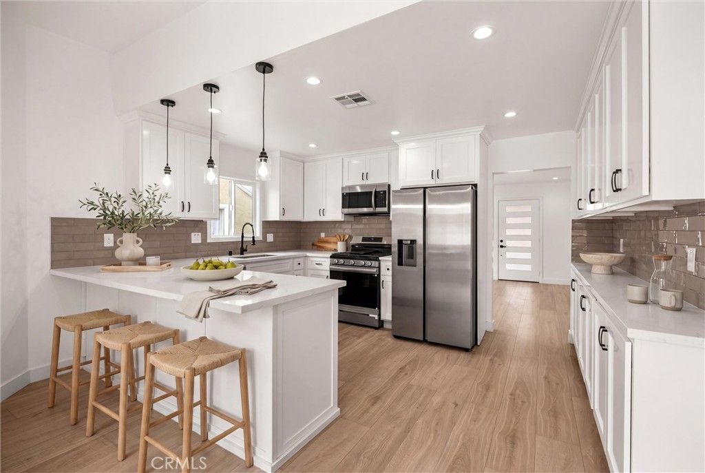 Image 7 of property listing at 6049 Whitewood Avenue, Lakewood, CA 90712
