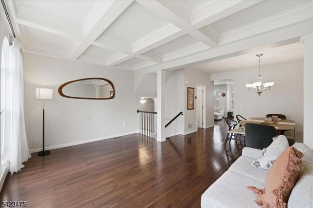 41 Creekside Ct, Secaucus Town, NJ 07094