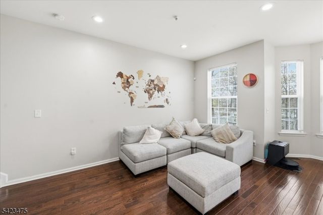 41 Creekside Ct, Secaucus Town, NJ 07094