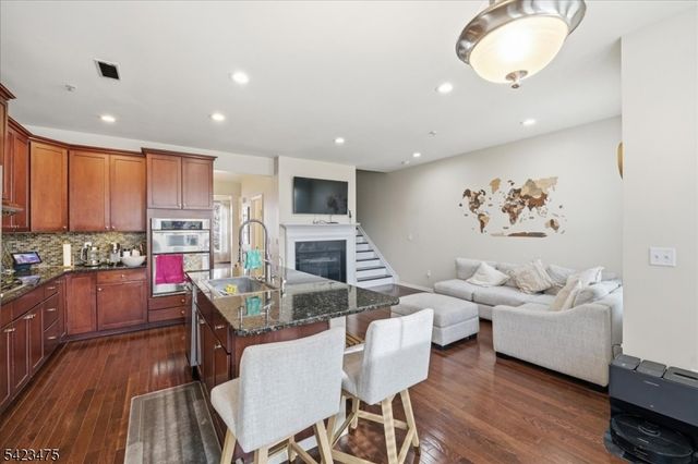 41 Creekside Ct, Secaucus Town, NJ 07094