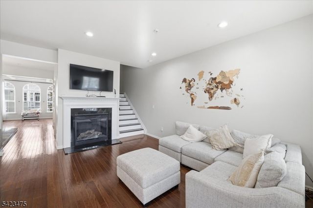 41 Creekside Ct, Secaucus Town, NJ 07094