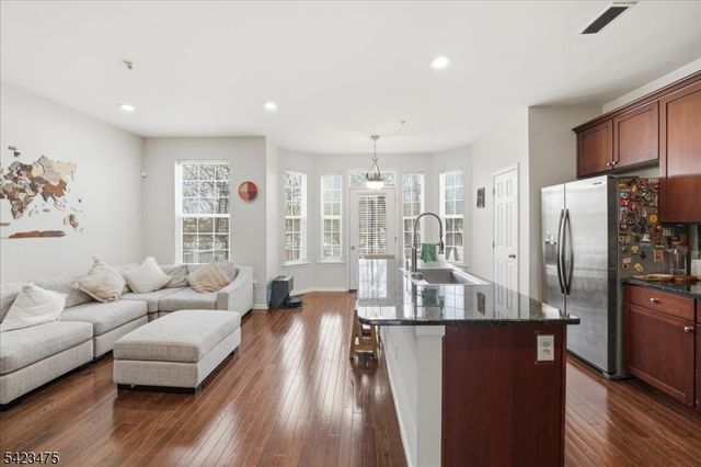 41 Creekside Ct, Secaucus Town, NJ 07094