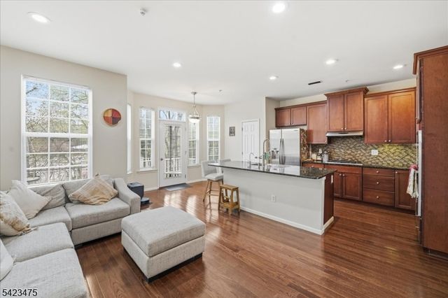 41 Creekside Ct, Secaucus Town, NJ 07094