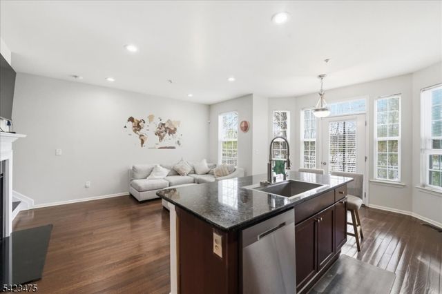 41 Creekside Ct, Secaucus Town, NJ 07094