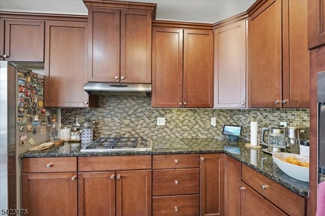 41 Creekside Ct, Secaucus Town, NJ 07094