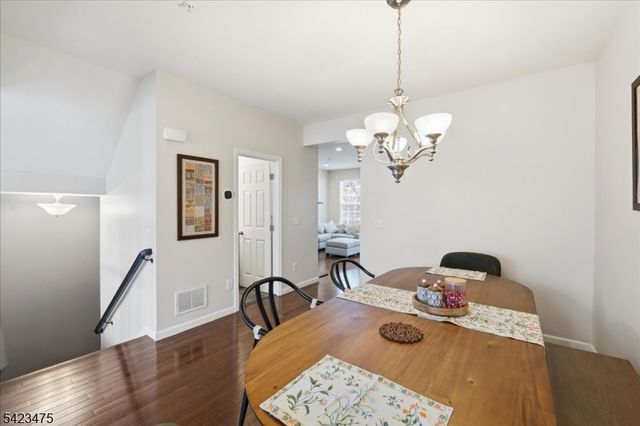 41 Creekside Ct, Secaucus Town, NJ 07094