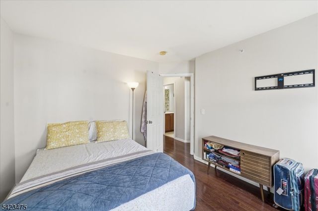 41 Creekside Ct, Secaucus Town, NJ 07094