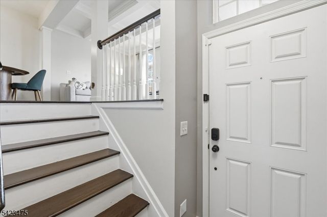 41 Creekside Ct, Secaucus Town, NJ 07094