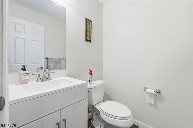 41 Creekside Ct, Secaucus Town, NJ 07094