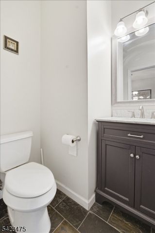 41 Creekside Ct, Secaucus Town, NJ 07094