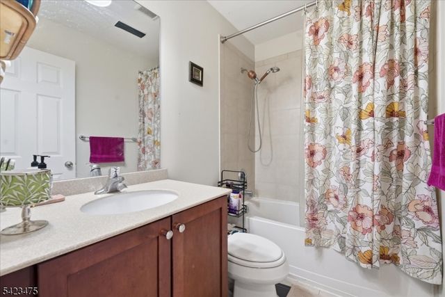 41 Creekside Ct, Secaucus Town, NJ 07094