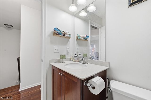 41 Creekside Ct, Secaucus Town, NJ 07094