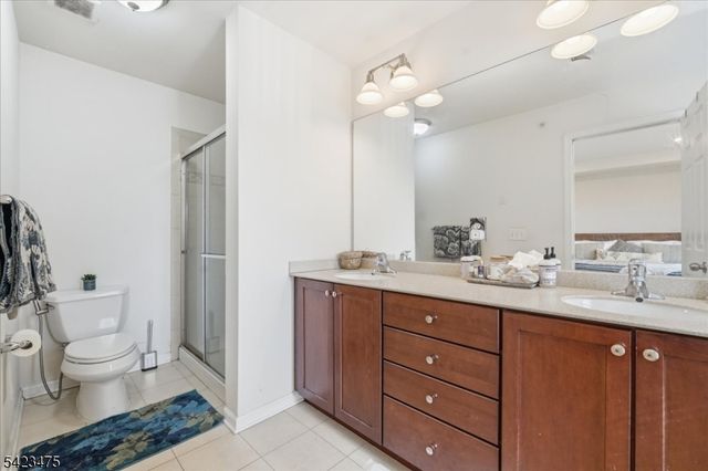 41 Creekside Ct, Secaucus Town, NJ 07094