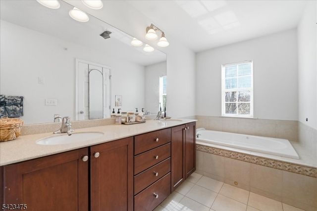 41 Creekside Ct, Secaucus Town, NJ 07094