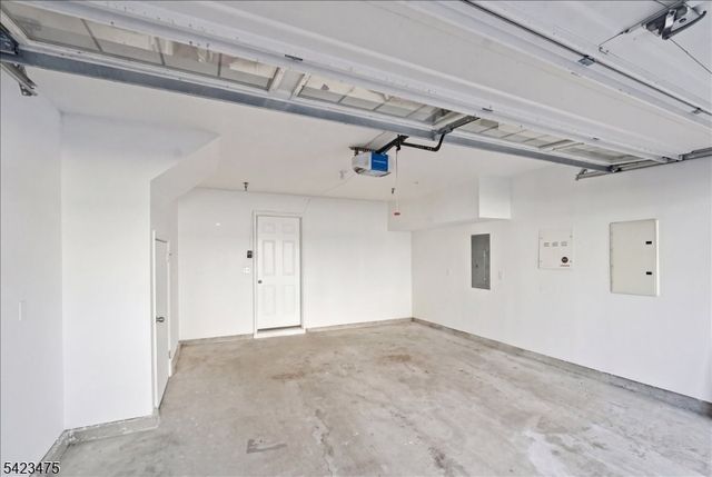 41 Creekside Ct, Secaucus Town, NJ 07094