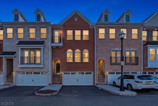 41 Creekside Ct, Secaucus Town, NJ 07094