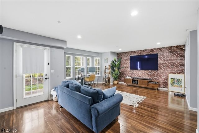 41 Creekside Ct, Secaucus Town, NJ 07094