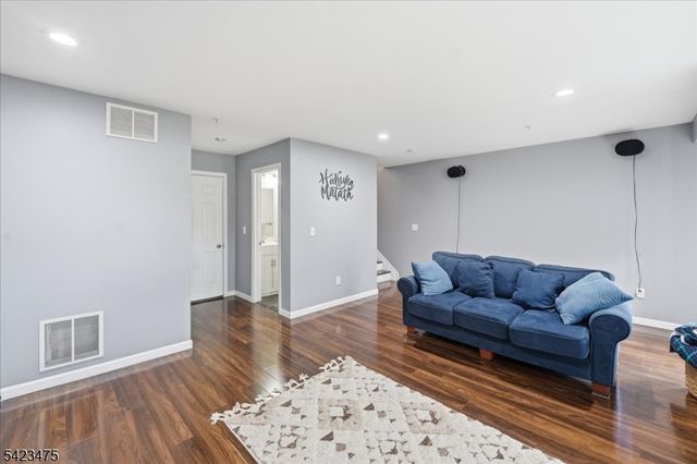 41 Creekside Ct, Secaucus Town, NJ 07094