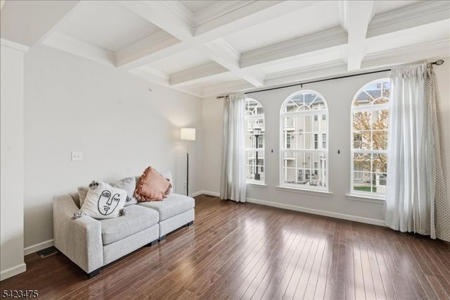 41 Creekside Ct, Secaucus Town, NJ 07094