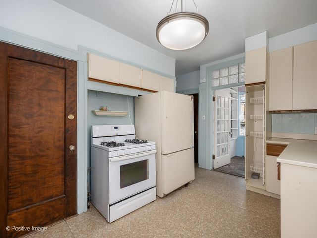 2542 W Coyle Avenue, Chicago, IL 60645