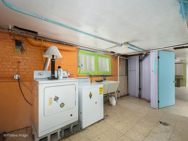 2542 W Coyle Avenue, Chicago, IL 60645