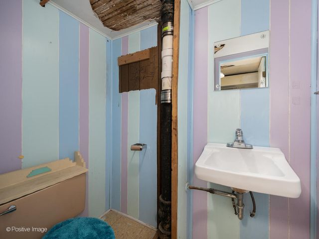 2542 W Coyle Avenue, Chicago, IL 60645