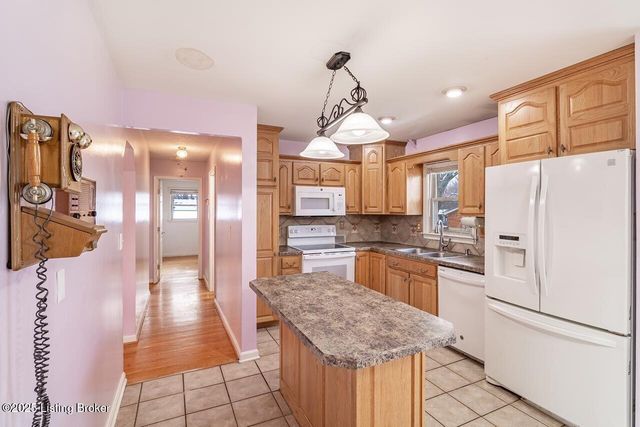 8203 Siesta Way, Louisville, KY 40219