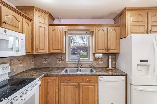 8203 Siesta Way, Louisville, KY 40219