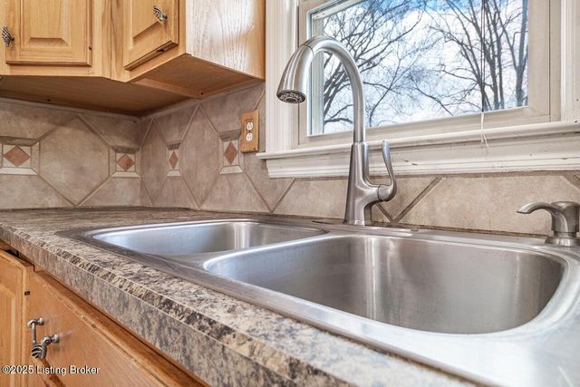 8203 Siesta Way, Louisville, KY 40219