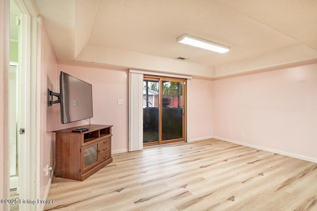 8203 Siesta Way, Louisville, KY 40219