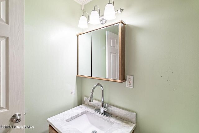 8203 Siesta Way, Louisville, KY 40219