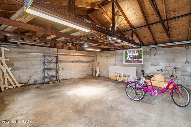 8203 Siesta Way, Louisville, KY 40219