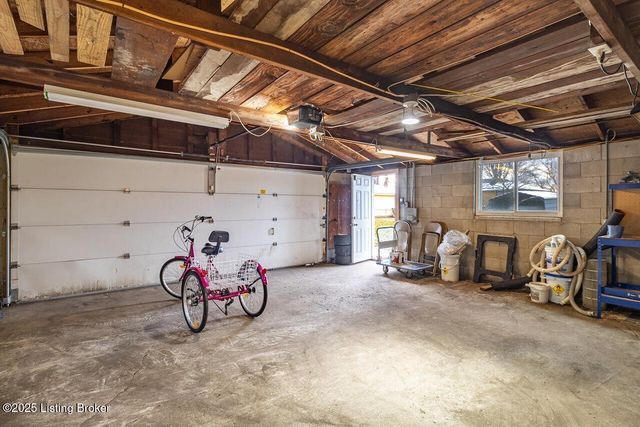 8203 Siesta Way, Louisville, KY 40219