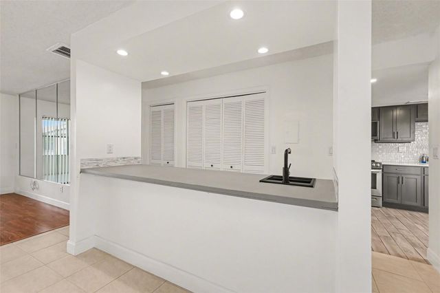 10 LESLEY LANE, Oldsmar, FL 34677