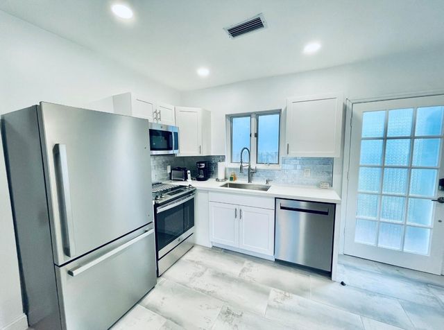 1742 NE 7th Street, Fort Lauderdale, FL 33304