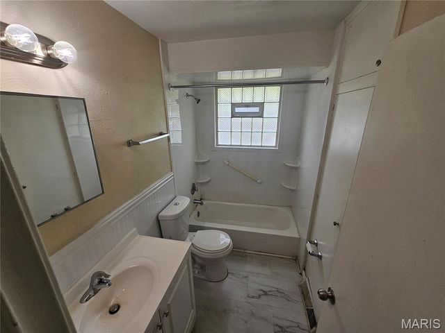 2207 Hollis Drive, St Louis, MO 63136