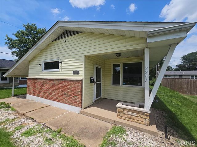 2207 Hollis Drive, St Louis, MO 63136