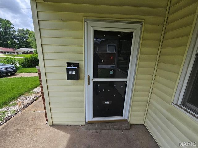 2207 Hollis Drive, St Louis, MO 63136