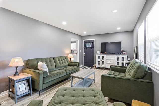 302 Hopkins Road, Cumberland, IN 46229