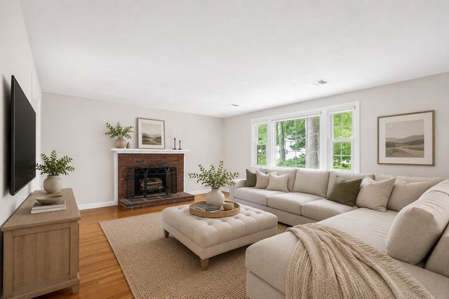 141 Longhill Rd, Franklin, MA 02038