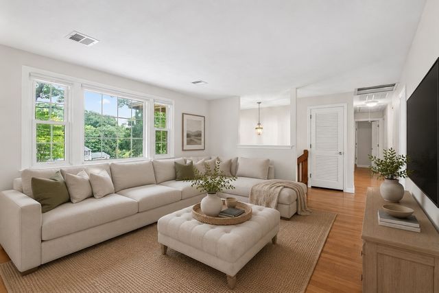141 Longhill Rd, Franklin, MA 02038