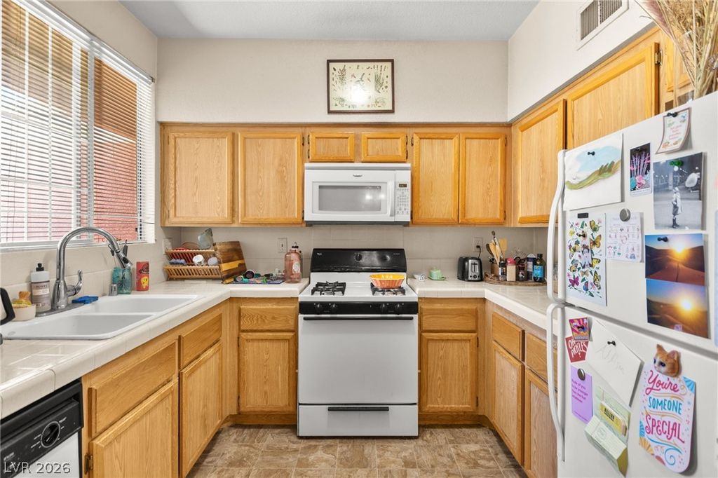 7628 Pacific Hills Avenue 204, Las Vegas, NV 89128 — photo 2